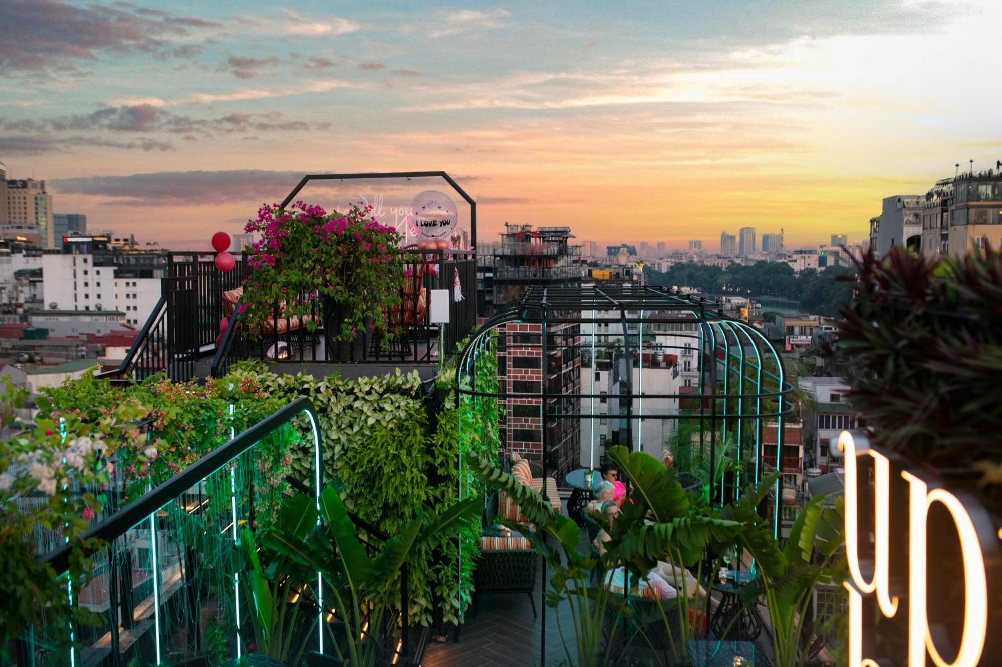 May De Ville Crown Hotel Ханой Екстер'єр фото Rooftop garden in Mexico City