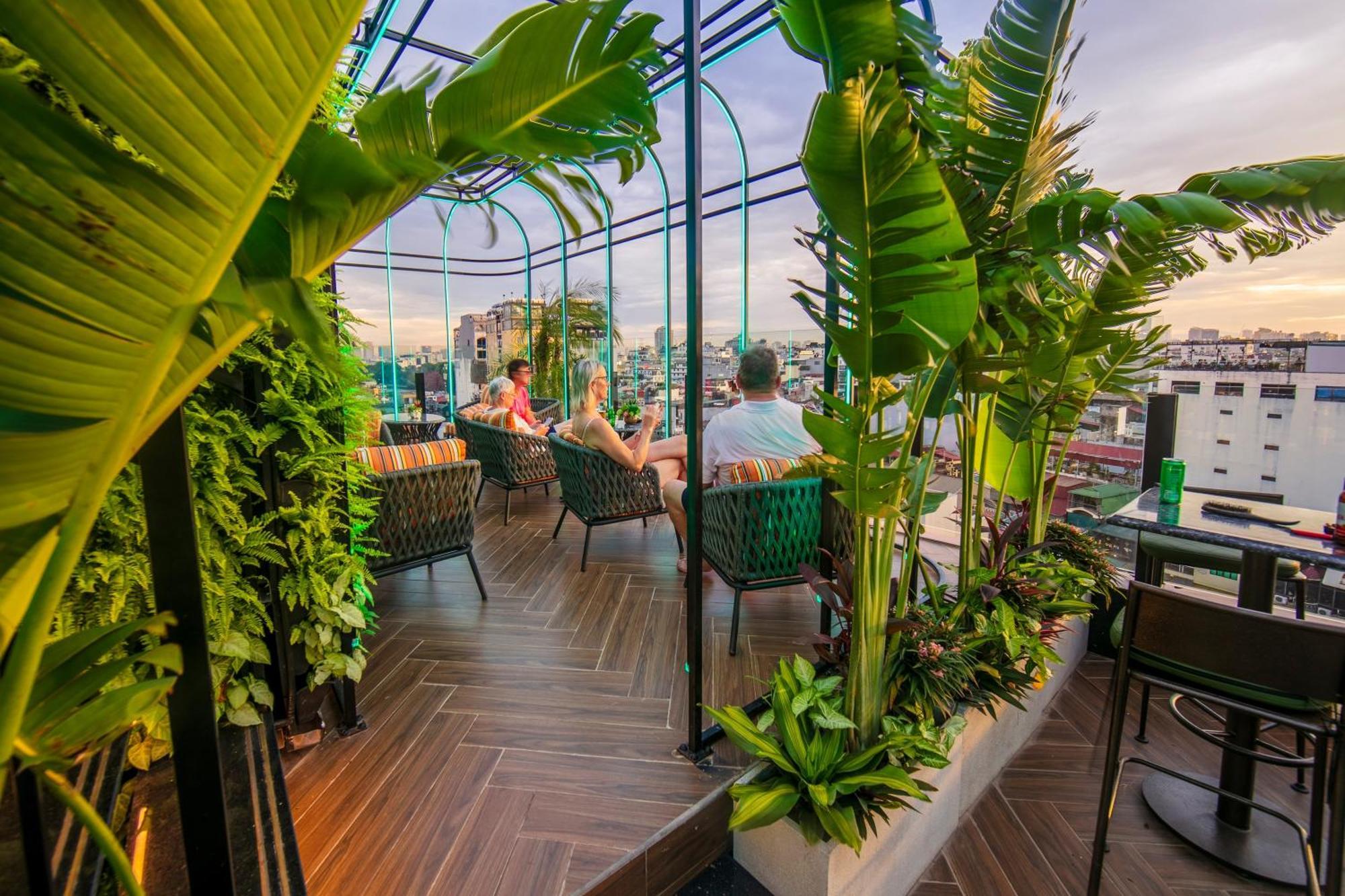 May De Ville Crown Hotel Ханой Екстер'єр фото The rooftop bar at the hotel
