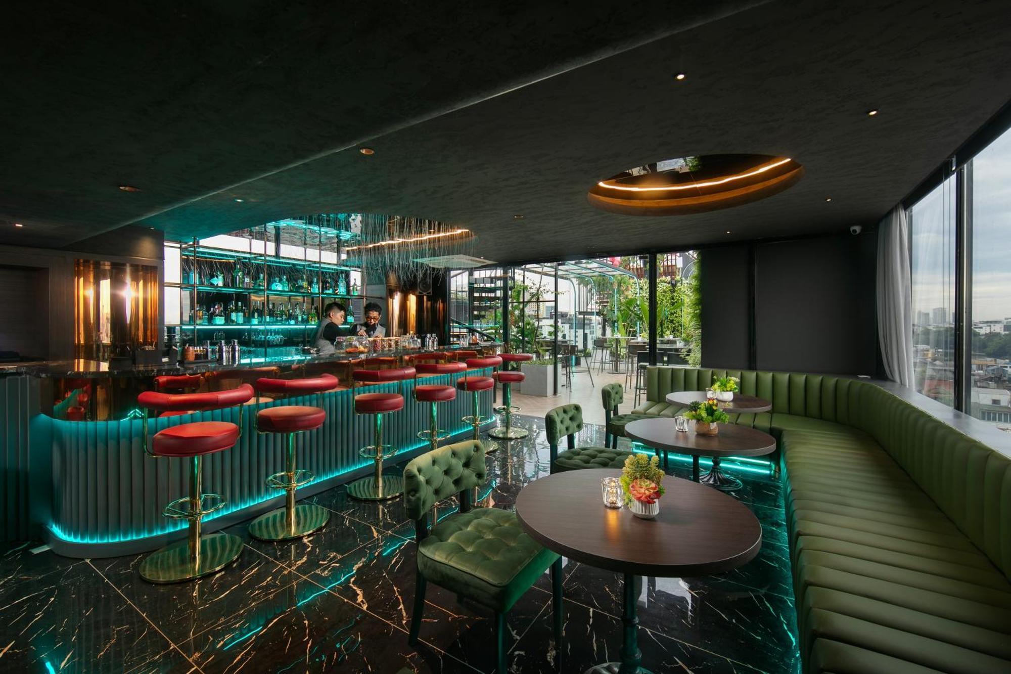May De Ville Crown Hotel Ханой Екстер'єр фото The bar at the 12th floor