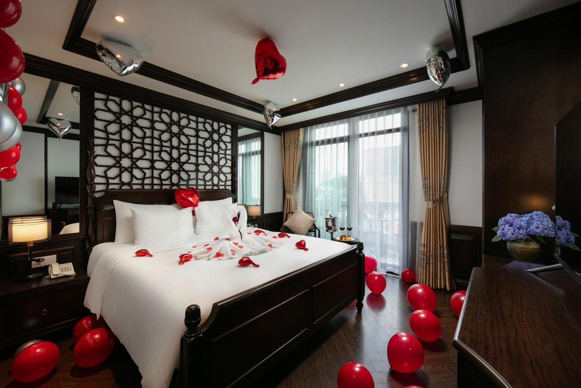 May De Ville Crown Hotel Ханой Екстер'єр фото A suite at the hotel