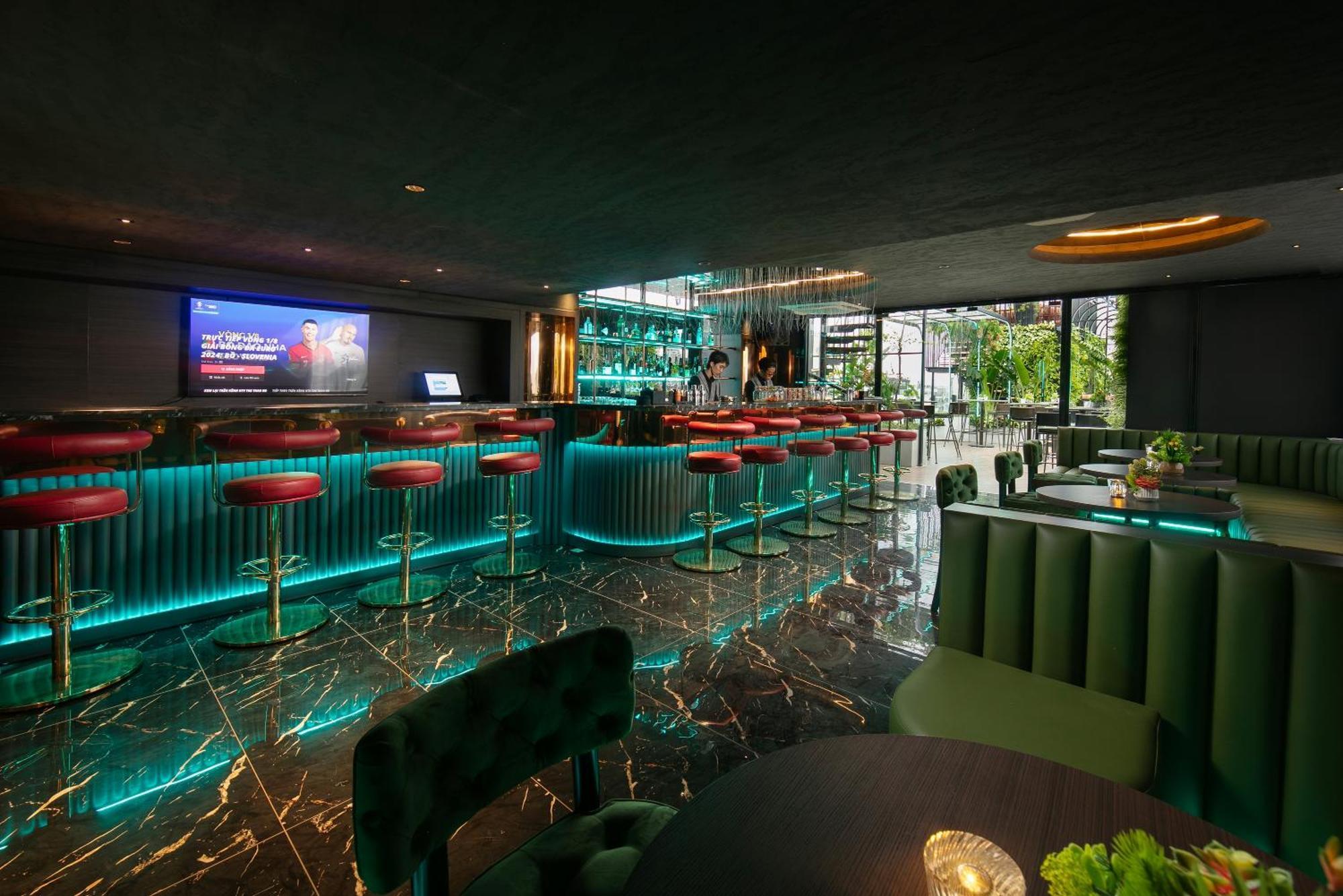 May De Ville Crown Hotel Ханой Екстер'єр фото The bar at the 101 bar