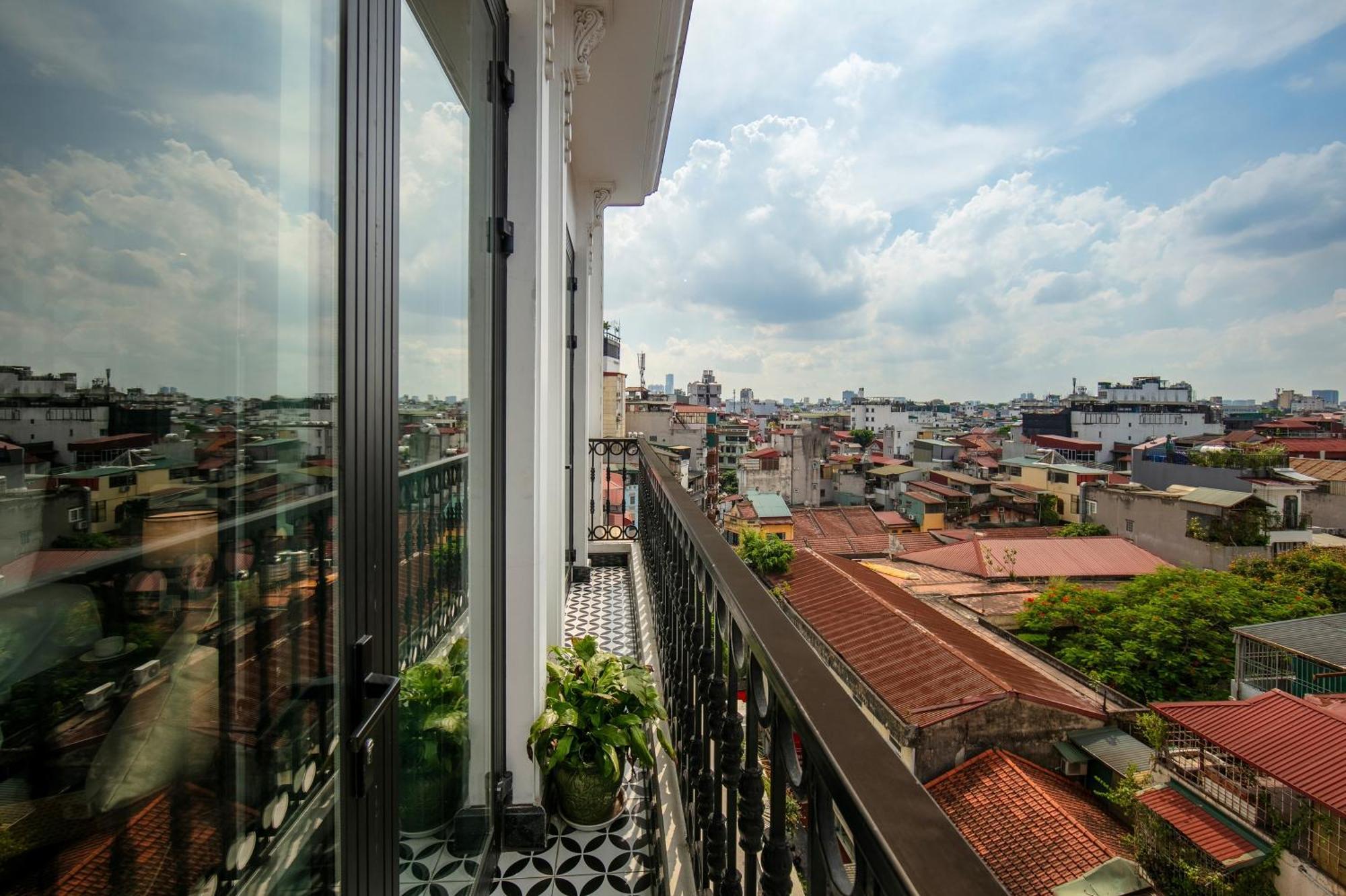 May De Ville Crown Hotel Ханой Екстер'єр фото A view of the city from the balcony of a house in the district