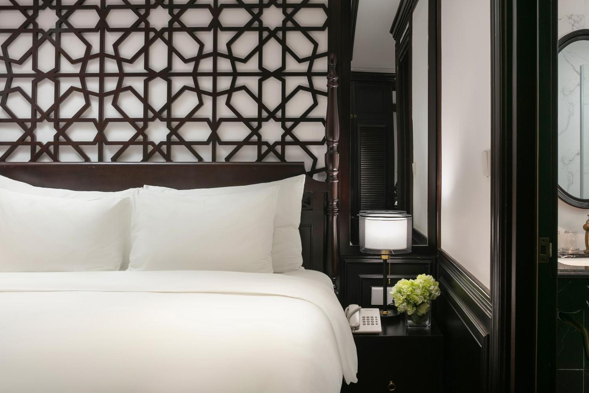 May De Ville Crown Hotel Ханой Екстер'єр фото A bedroom at the Mandarin Oriental, Hanoi