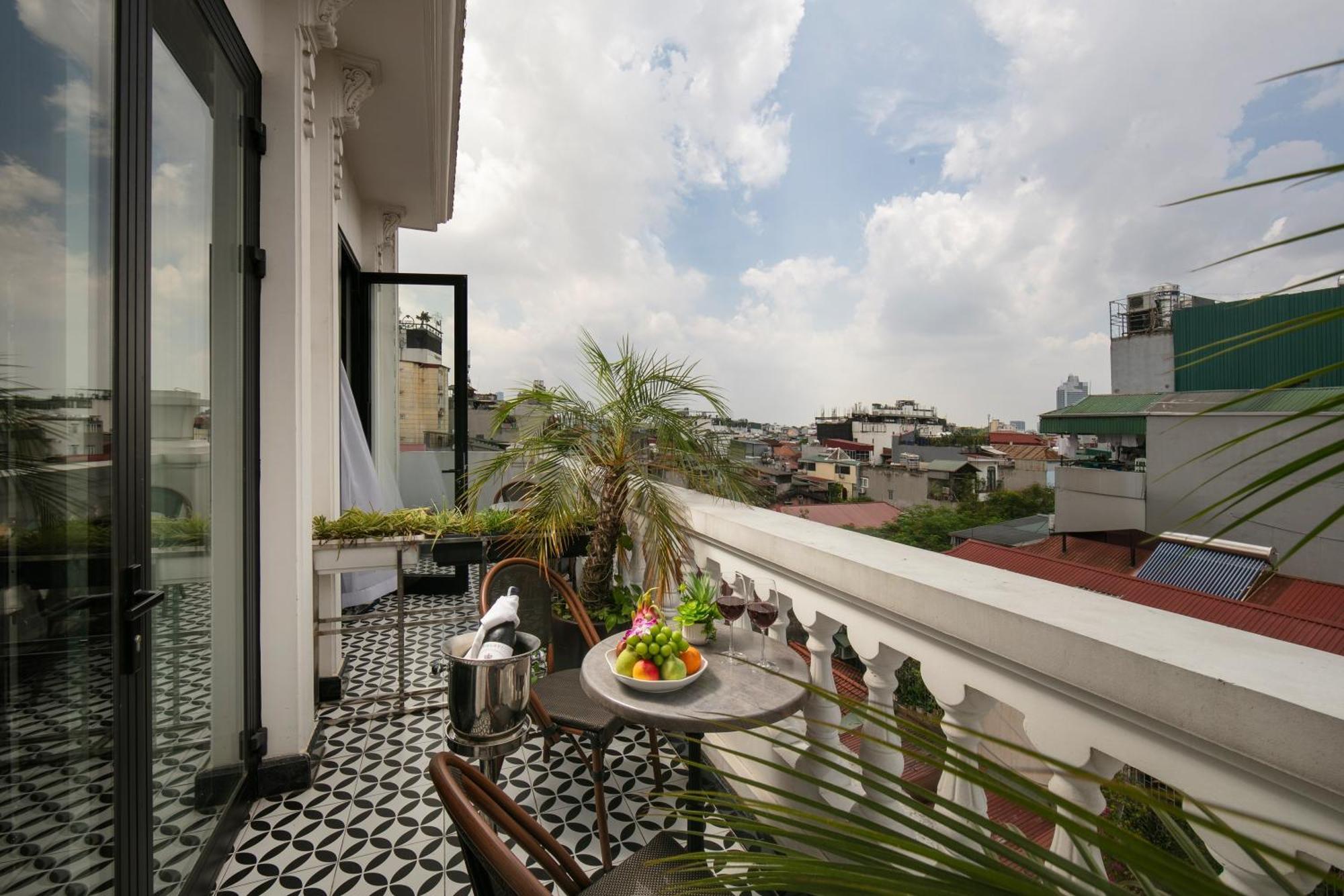 May De Ville Crown Hotel Ханой Екстер'єр фото A balcony in Mexico City