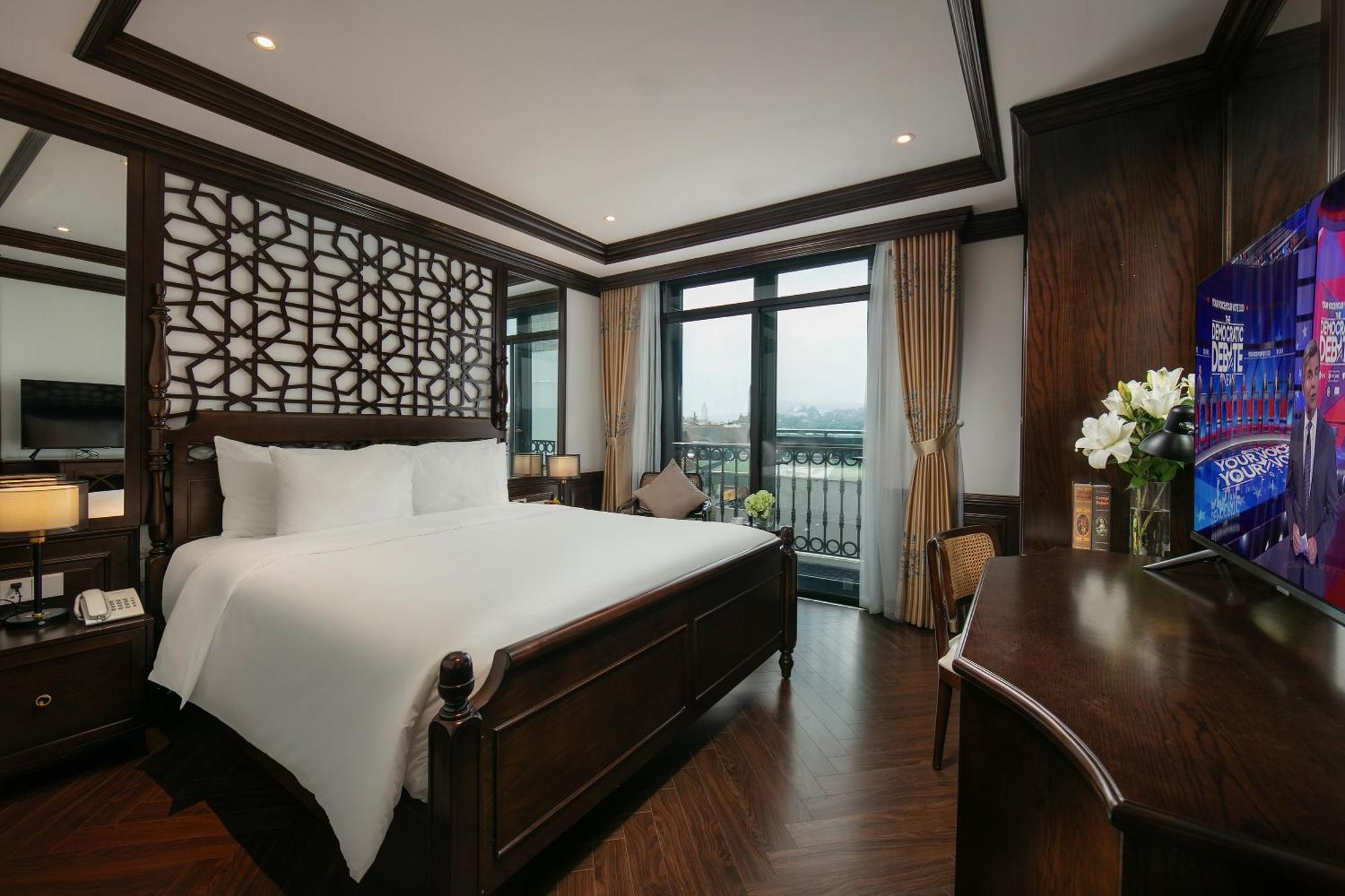 May De Ville Crown Hotel Ханой Екстер'єр фото Deluxe Suite