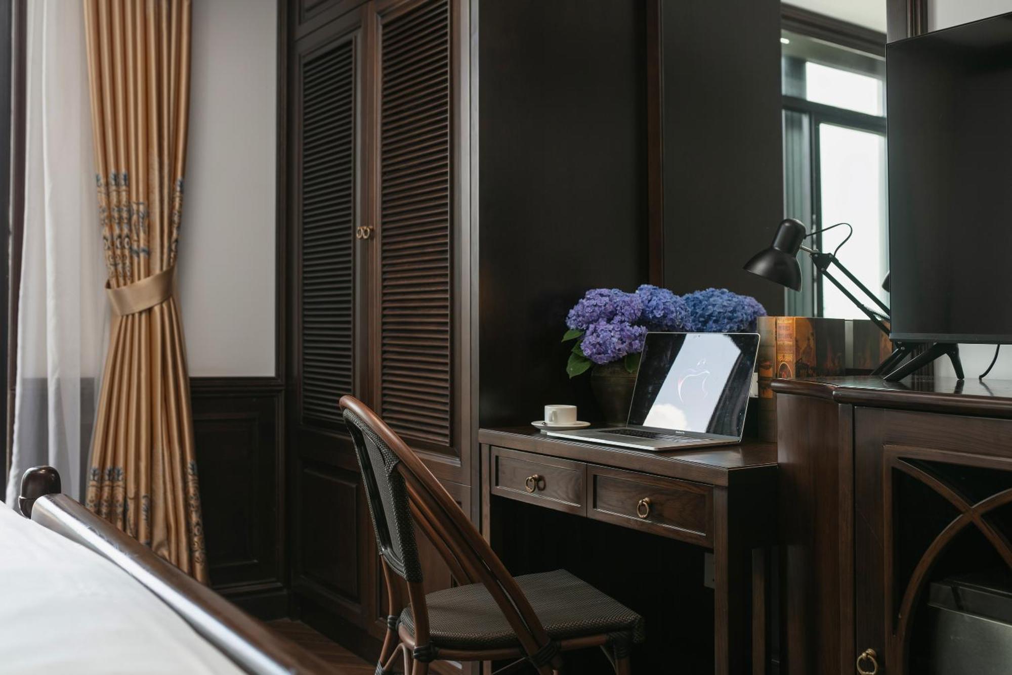 May De Ville Crown Hotel Ханой Екстер'єр фото A room at the hotel