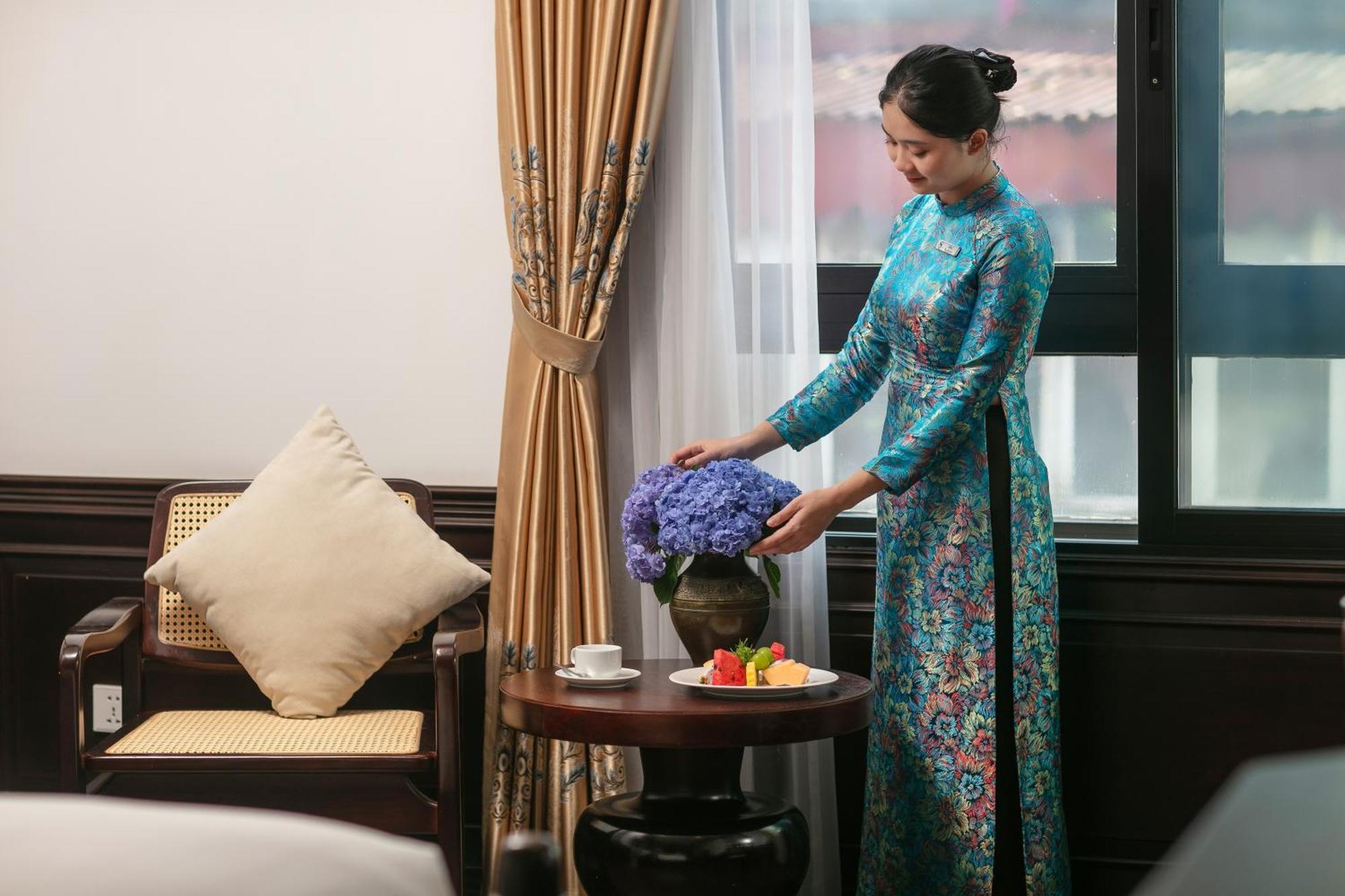 May De Ville Crown Hotel Ханой Екстер'єр фото A Vietnamese woman wearing an áo dài