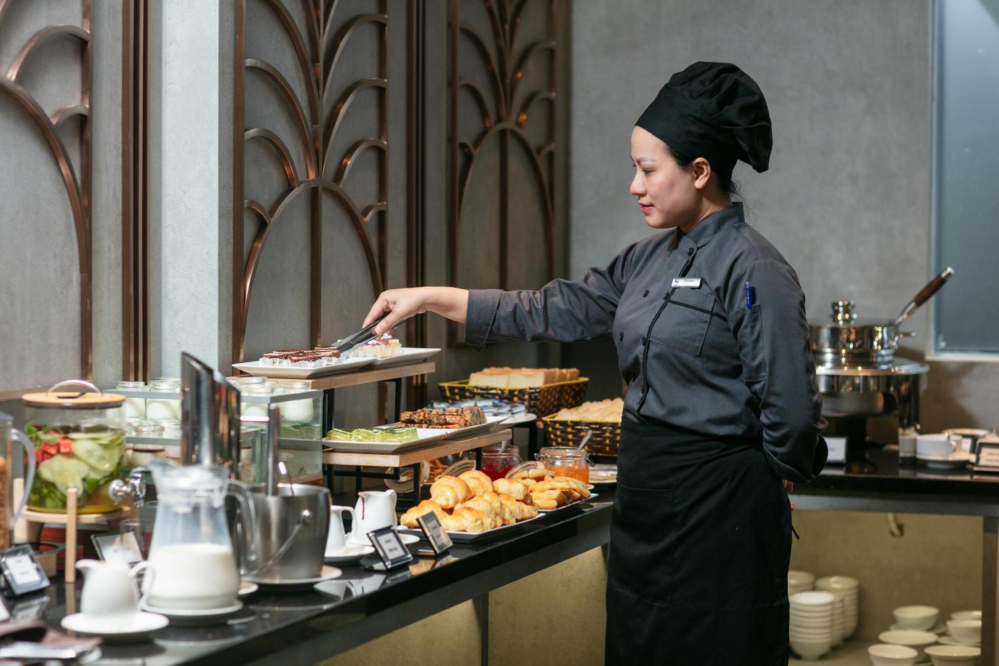 May De Ville Crown Hotel Ханой Екстер'єр фото A cook at work