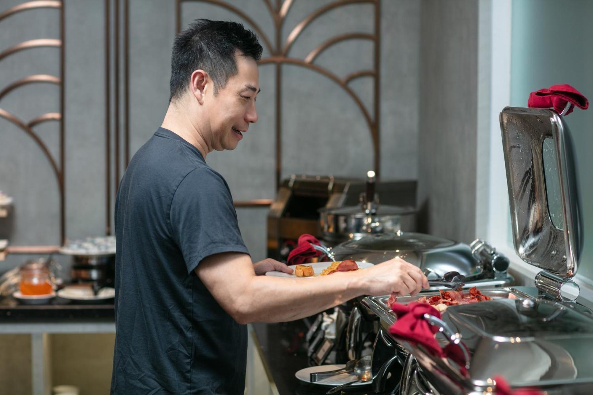 May De Ville Crown Hotel Ханой Екстер'єр фото Chef preparing food at a buffet
