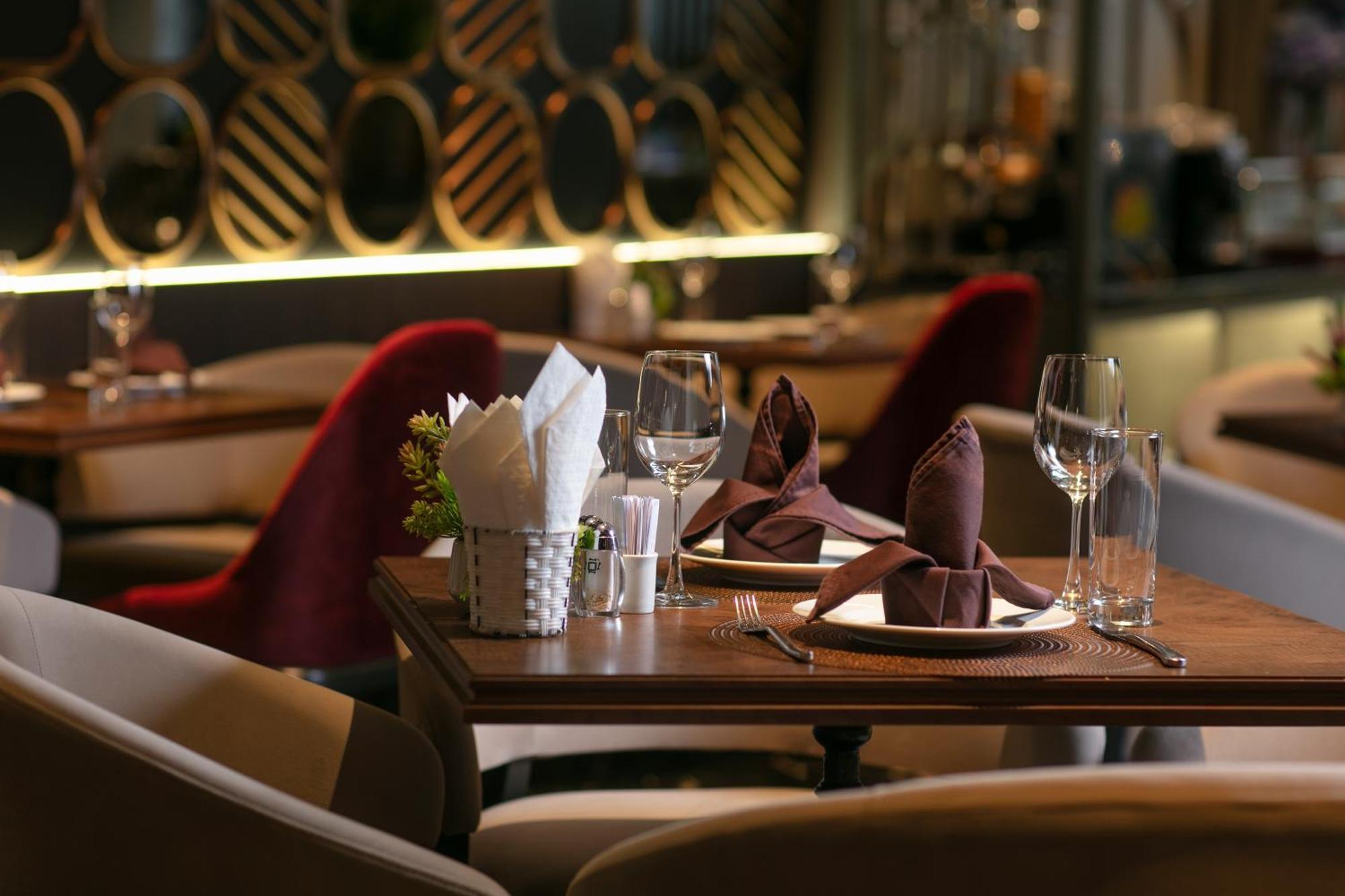 May De Ville Crown Hotel Ханой Екстер'єр фото The interior of the restaurant