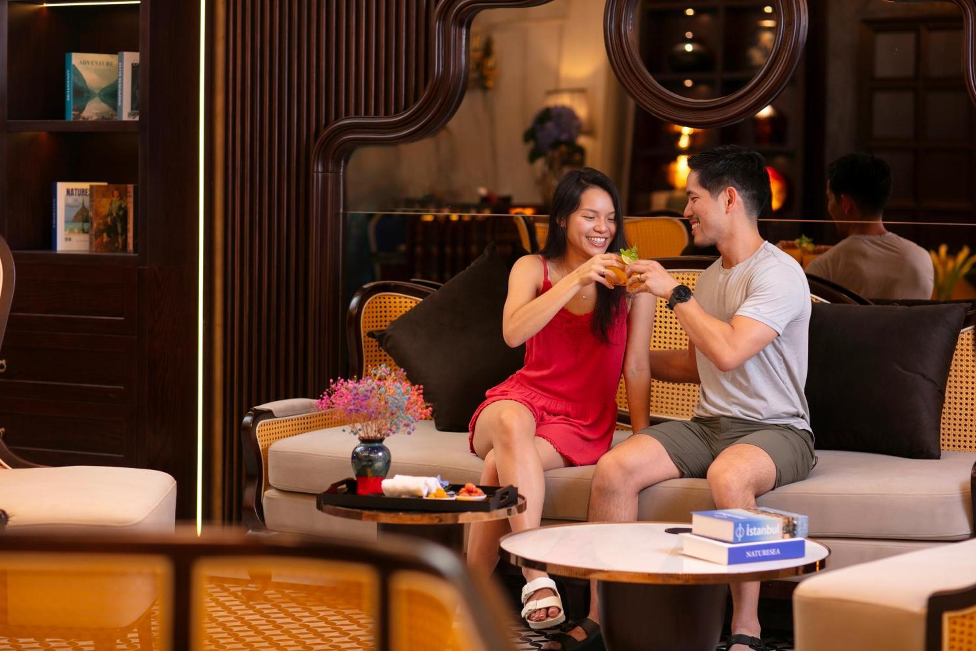 May De Ville Crown Hotel Ханой Екстер'єр фото The Lounge at Tan Son Nhat International Airport