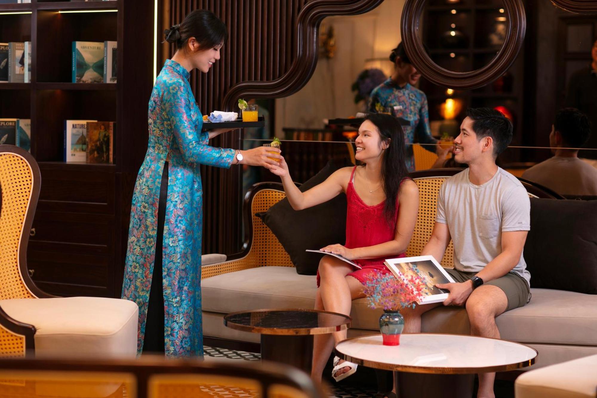 May De Ville Crown Hotel Ханой Екстер'єр фото A Vietnamese woman wearing an áo dài