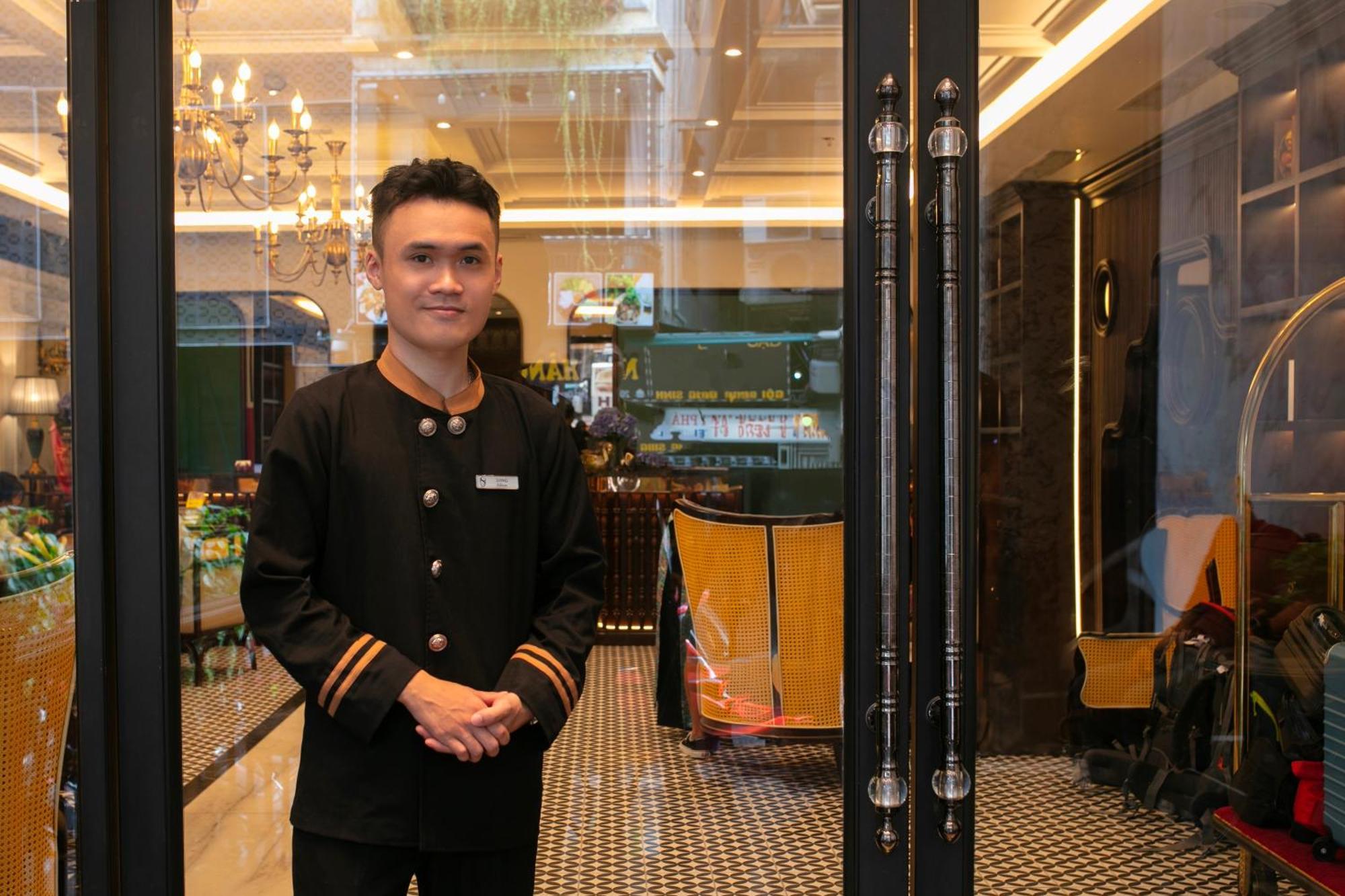 May De Ville Crown Hotel Ханой Екстер'єр фото A doorman at the entrance of a hotel in Kuala Lumpur, Malaysia