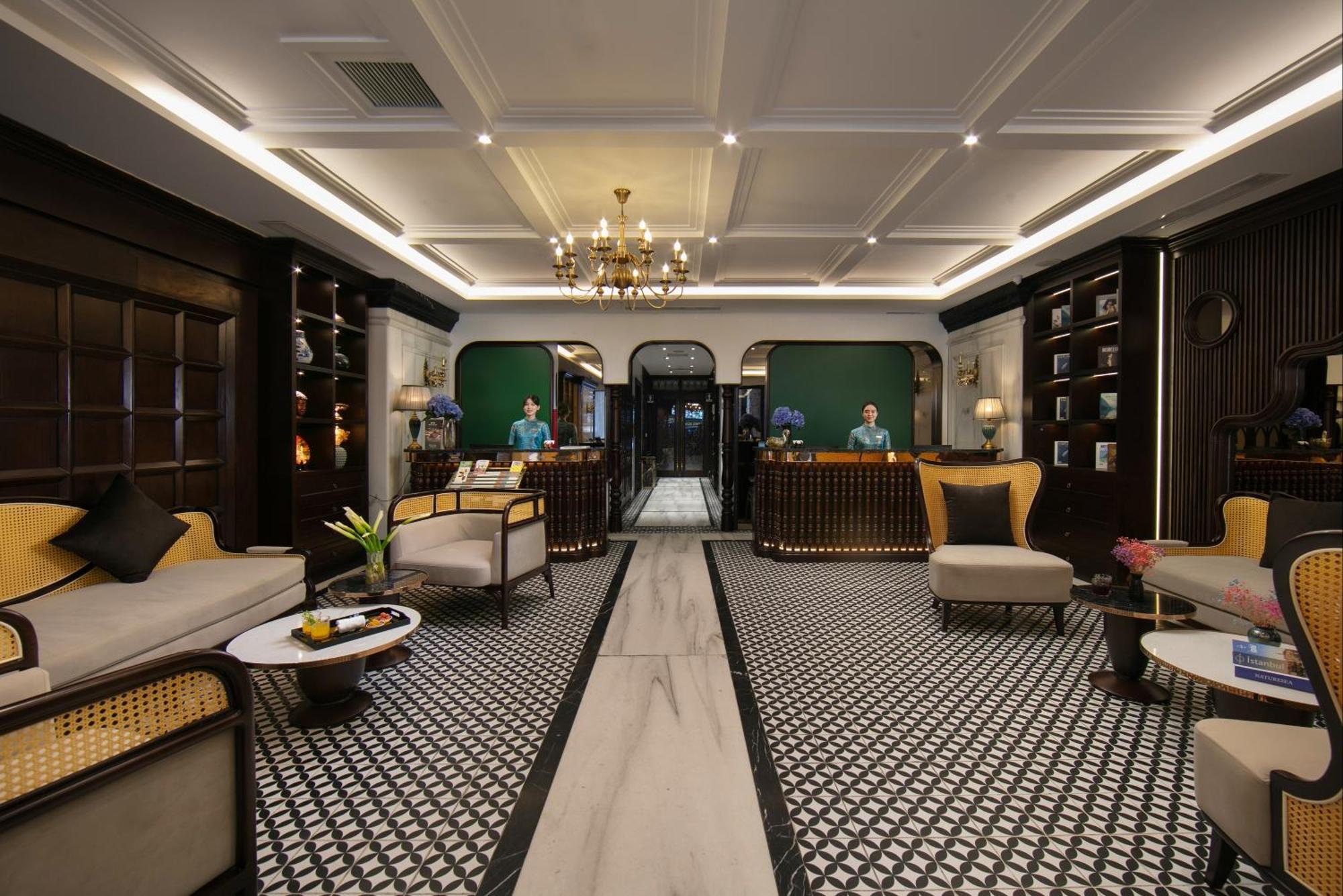 May De Ville Crown Hotel Ханой Екстер'єр фото The lobby of the hotel