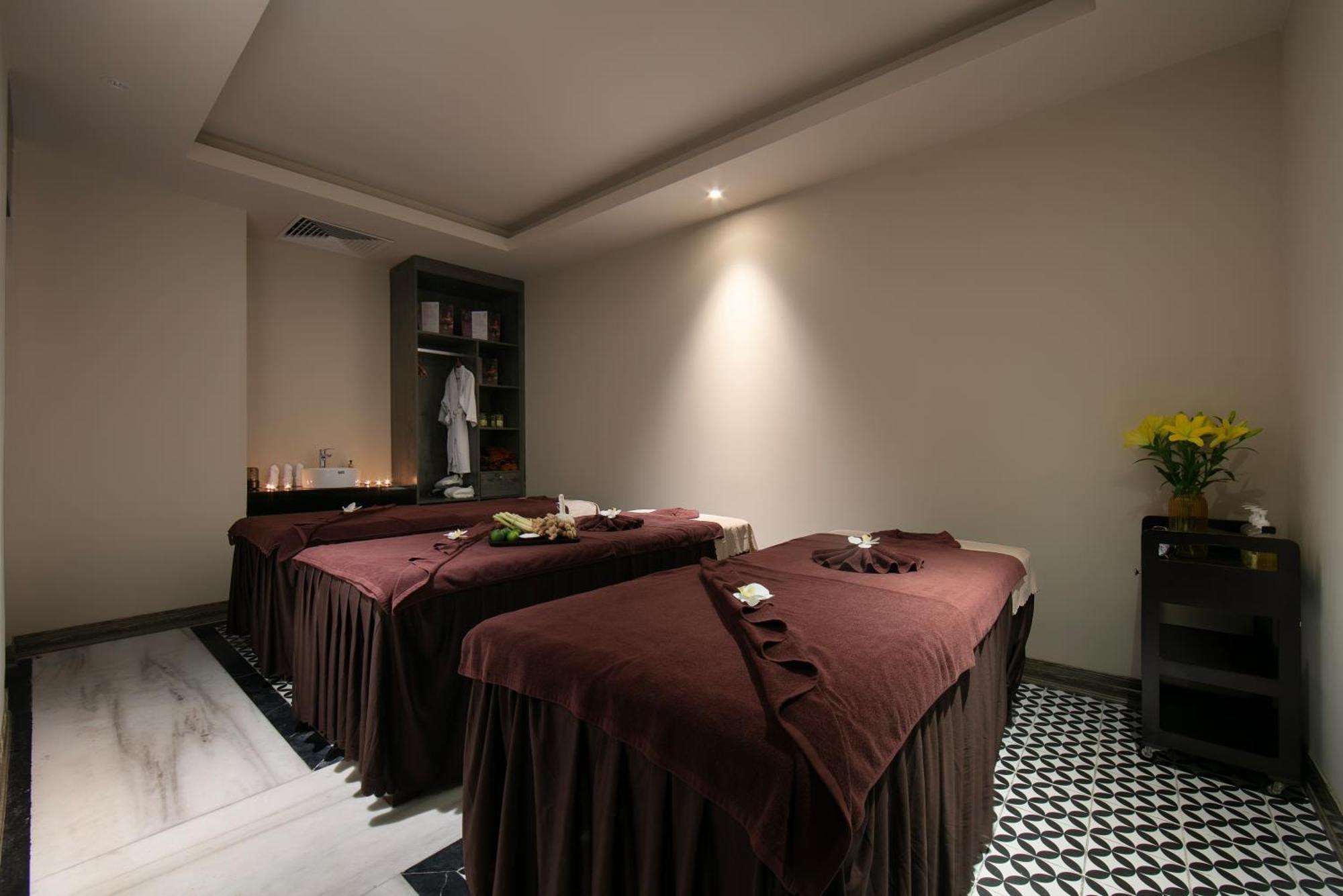 May De Ville Crown Hotel Ханой Екстер'єр фото A massage room at a spa in Ho Chi Minh City, Vietnam