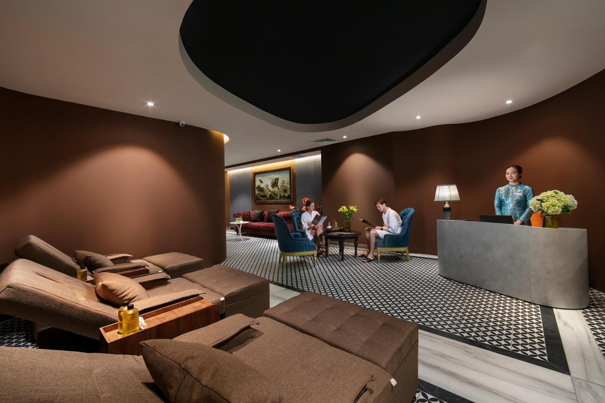 May De Ville Crown Hotel Ханой Екстер'єр фото The Wing at Hong Kong International Airport