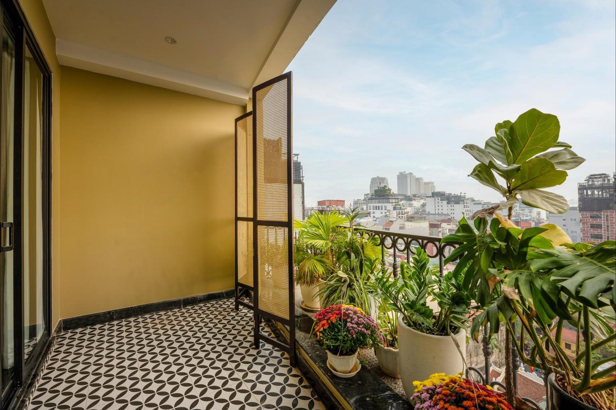 May De Ville Crown Hotel Ханой Екстер'єр фото A balcony in Hanoi, Vietnam